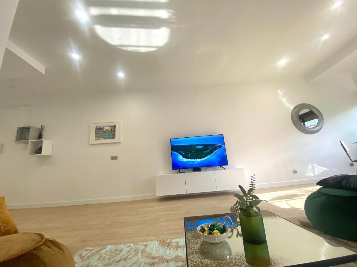 Barcelona Chic Apartments- Free Parking - 10 Min From Bcn City Centre By Metro Экстерьер фото