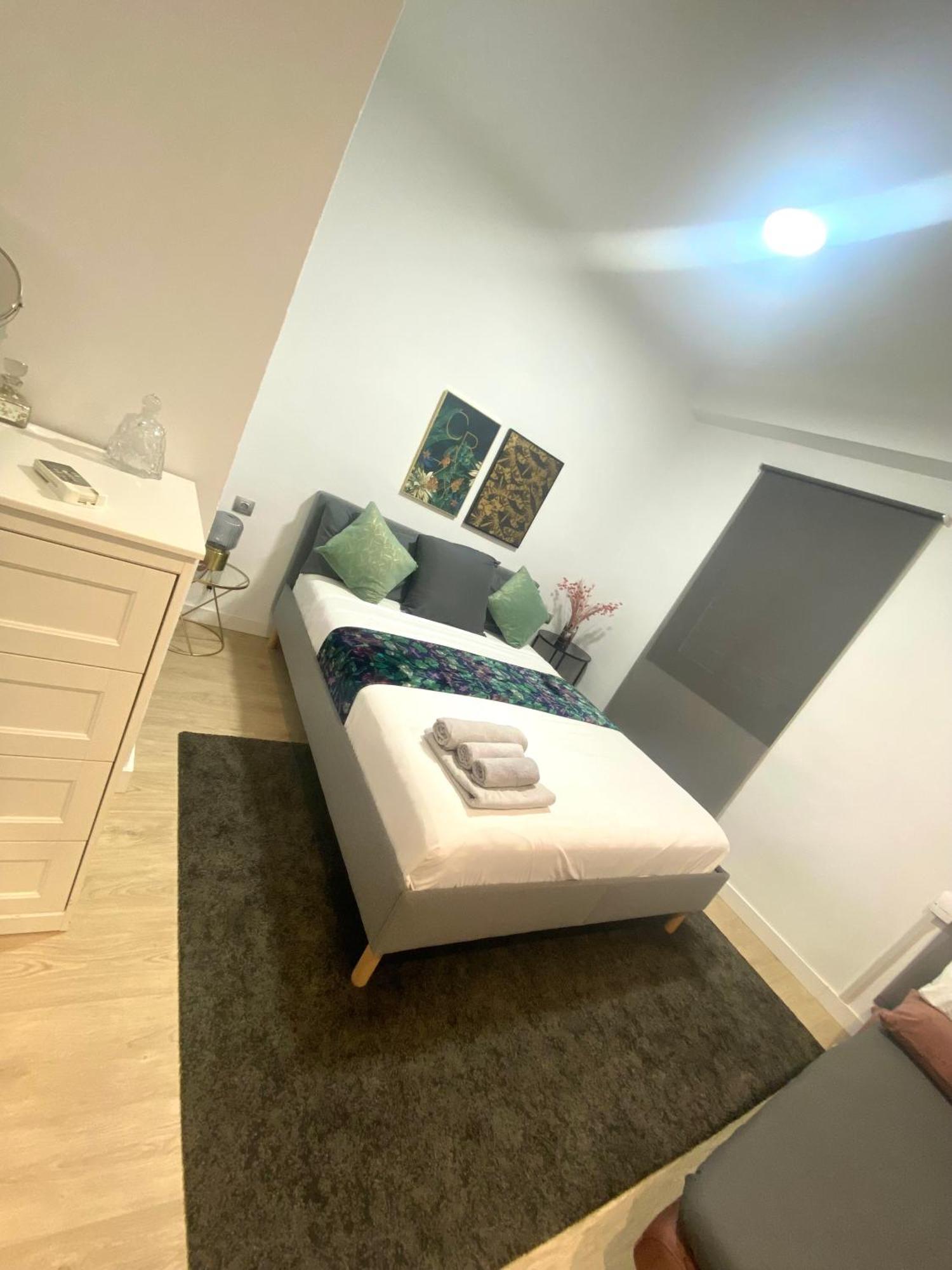 Barcelona Chic Apartments- Free Parking - 10 Min From Bcn City Centre By Metro Экстерьер фото