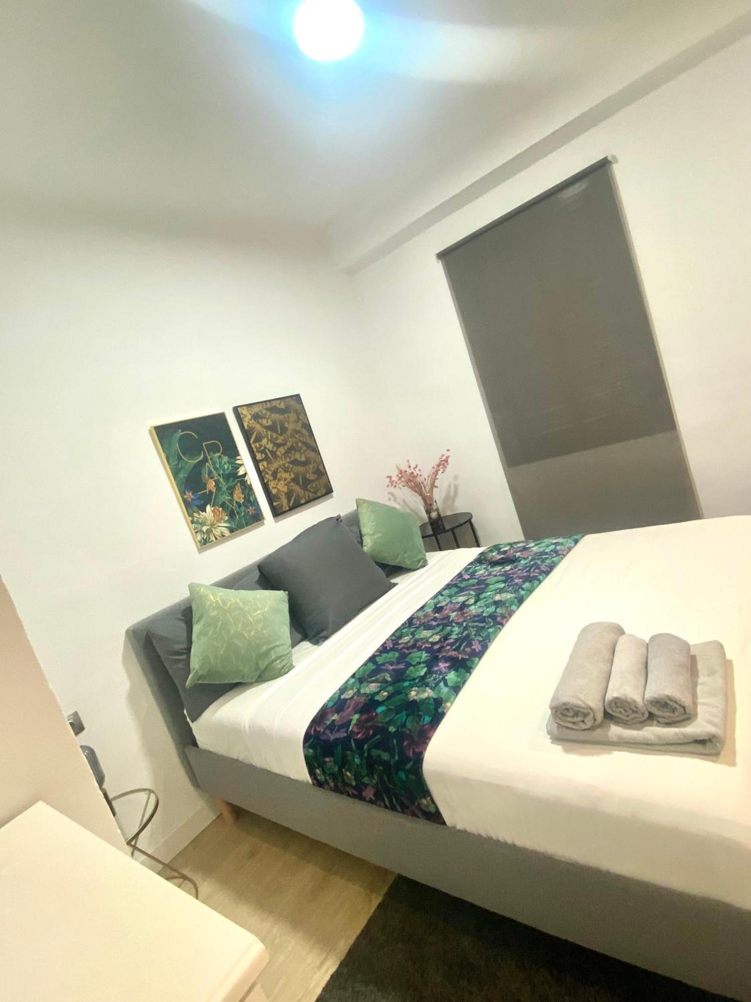 Barcelona Chic Apartments- Free Parking - 10 Min From Bcn City Centre By Metro Экстерьер фото